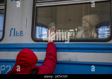 ©Jair Cabrera Torres / Le Pictori/MAXPPP - Kiew 22/03/2022 Jair Cabrera Torres / Le Pictorium - 22/3/2022 - Ukraine / Kiew - Arrivees et departes de personnes fuyant les bombardements russes en Ukraine / 22/3/2022 - Ukraine / Kiew - Ankunft und Abreise von Menschen, die vor russischen Bombardierungen in der Ukraine fliehen Stockfoto