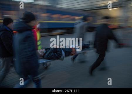 ©Jair Cabrera Torres / Le Pictori/MAXPPP - Kiew 20/03/2022 Jair Cabrera Torres / Le Pictorium - 20/3/2022 - Ukraine / Kiew - Arrivees et departes de personnes fuyant les bombardements russes en Ukraine / 20/3/2022 - Ukraine / Kiew - Ankunft und Abreise von Menschen, die vor russischen Bombardierungen in der Ukraine fliehen Stockfoto