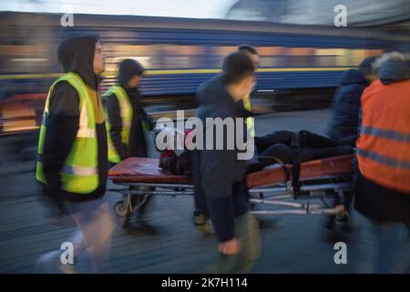 ©Jair Cabrera Torres / Le Pictori/MAXPPP - Kiew 20/03/2022 Jair Cabrera Torres / Le Pictorium - 20/3/2022 - Ukraine / Kiew - Arrivees et departes de personnes fuyant les bombardements russes en Ukraine / 20/3/2022 - Ukraine / Kiew - Ankunft und Abreise von Menschen, die vor russischen Bombardierungen in der Ukraine fliehen Stockfoto