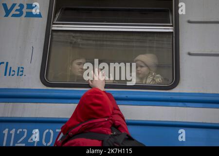 ©Jair Cabrera Torres / Le Pictori/MAXPPP - Kiew 22/03/2022 Jair Cabrera Torres / Le Pictorium - 22/3/2022 - Ukraine / Kiew - Arrivees et departes de personnes fuyant les bombardements russes en Ukraine / 22/3/2022 - Ukraine / Kiew - Ankunft und Abreise von Menschen, die vor russischen Bombardierungen in der Ukraine fliehen Stockfoto