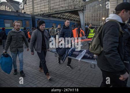 ©Jair Cabrera Torres / Le Pictori/MAXPPP - Kiew 20/03/2022 Jair Cabrera Torres / Le Pictorium - 20/3/2022 - Ukraine / Kiew - Arrivees et departes de personnes fuyant les bombardements russes en Ukraine / 20/3/2022 - Ukraine / Kiew - Ankunft und Abreise von Menschen, die vor russischen Bombardierungen in der Ukraine fliehen Stockfoto