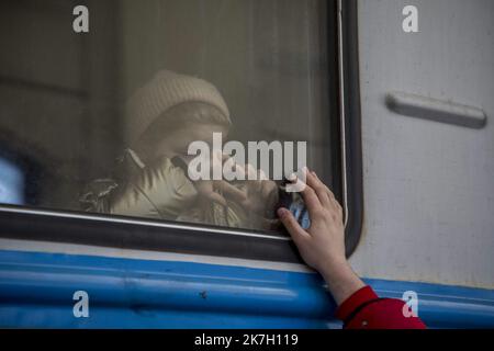 ©Jair Cabrera Torres / Le Pictori/MAXPPP - Kiew 22/03/2022 Jair Cabrera Torres / Le Pictorium - 22/3/2022 - Ukraine / Kiew - Arrivees et departes de personnes fuyant les bombardements russes en Ukraine / 22/3/2022 - Ukraine / Kiew - Ankunft und Abreise von Menschen, die vor russischen Bombardierungen in der Ukraine fliehen Stockfoto