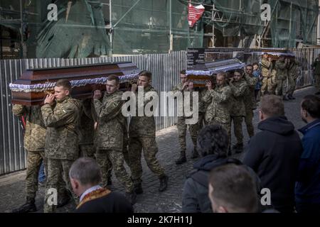 ©Jair Cabrera Torres / Le Pictori/MAXPPP - Mykolaiv 29/03/2022 Jair Cabrera Torres / Le Pictorium - 29/3/2022 - Ukraine / Mykolaiv - Funerailles de trois soldats morts sur le Front dans le Village de Mykollaiv. / 29/3/2022 - Ukraine / Mykolaiv - Begräbnis von drei Soldaten, die an der Front im Dorf Mykollaiv getötet wurden. Stockfoto