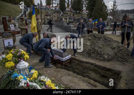 ©Jair Cabrera Torres / Le Pictori/MAXPPP - Mykolaiv 29/03/2022 Jair Cabrera Torres / Le Pictorium - 29/3/2022 - Ukraine / Mykolaiv - Funerailles de trois soldats morts sur le Front dans le Village de Mykollaiv. / 29/3/2022 - Ukraine / Mykolaiv - Begräbnis von drei Soldaten, die an der Front im Dorf Mykollaiv getötet wurden. Stockfoto