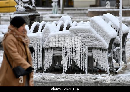 ©PHOTOPQR/LE PROGRES/Rémy PERRIN - Saint-Étienne 01/04/2022 - Neige le 1er avril -Illustration neige à Saint-Etienne le 1er avril. Place du Peuple. - Frankreich, april 1. 2022. Sie hat Frankreich geschneit Stockfoto