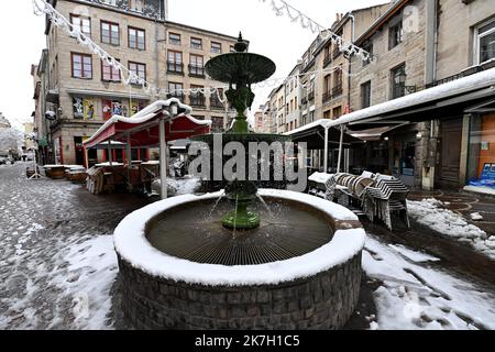 ©PHOTOPQR/LE PROGRES/Rémy PERRIN - Saint-Étienne 01/04/2022 - Neige le 1er avril -Illustration neige à Saint-Etienne le 1er avril. Rue des Martyrs - Frankreich, april 1. 2022. Sie hat Frankreich geschneit Stockfoto