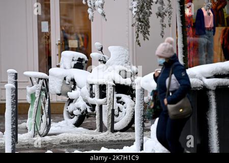 ©PHOTOPQR/LE PROGRES/Rémy PERRIN - Saint-Étienne 01/04/2022 - Neige le 1er avril -Illustration neige à Saint-Etienne le 1er avril. Rue Michelet - Frankreich, april 1. 2022. Sie hat Frankreich geschneit Stockfoto