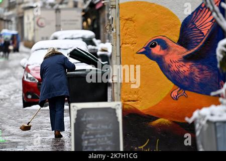 ©PHOTOPQR/LE PROGRES/Rémy PERRIN - Saint-Étienne 01/04/2022 - Neige le 1er avril -Illustration neige à Saint-Etienne le 1er avril. Rue des Martyrs - Frankreich, april 1. 2022. Sie hat Frankreich geschneit Stockfoto