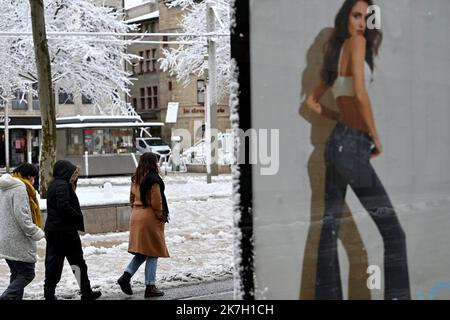 ©PHOTOPQR/LE PROGRES/Rémy PERRIN - Saint-Étienne 01/04/2022 - Neige le 1er avril -Illustration neige à Saint-Etienne le 1er avril. Place du Peuple. - Frankreich, april 1. 2022. Sie hat Frankreich geschneit Stockfoto