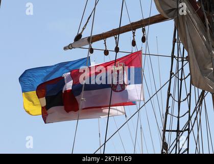 ©PHOTOPQR/NICE MATIN/Cyril Dodergny ; Cap d'Ail ; 01/04/2022 ; Cap d'Ail le 01/04/2022 - Port de Cap d'Ail - Illustration Frégate Russe ' le Shandart ' , la réplique de la frégate du 18éme siècle - Premier navire de la flotte de la Baltique et Yacht de Pierre Le Grand. - Cap d'Ail, Frankreich, april 1. 2022 die Fregatte Shtandart (Russisch: ??????????) War das erste Schiff der russischen Ostseeflotte. Ihr Kiel wurde am 24. April 1703 auf der Olonetsky-Werft bei Olonez nach dem Dekret von Zar Peter I. und den Befehlen des Kommandeurs Aleksandr-Menschikow gelegt. Stockfoto