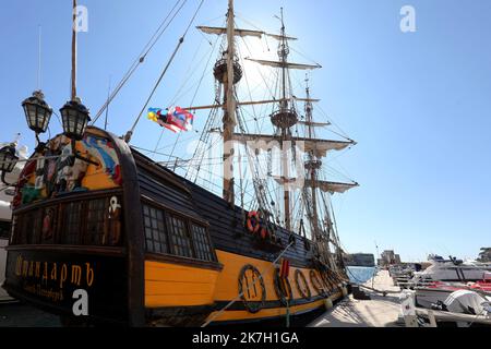 ©PHOTOPQR/NICE MATIN/Cyril Dodergny ; Cap d'Ail ; 01/04/2022 ; Cap d'Ail le 01/04/2022 - Port de Cap d'Ail - Illustration Frégate Russe ' le Shandart ' , la réplique de la frégate du 18éme siècle - Premier navire de la flotte de la Baltique et Yacht de Pierre Le Grand. - Cap d'Ail, Frankreich, april 1. 2022 die Fregatte Shtandart (Russisch: ??????????) War das erste Schiff der russischen Ostseeflotte. Ihr Kiel wurde am 24. April 1703 auf der Olonetsky-Werft bei Olonez nach dem Dekret von Zar Peter I. und den Befehlen des Kommandeurs Aleksandr-Menschikow gelegt. Stockfoto