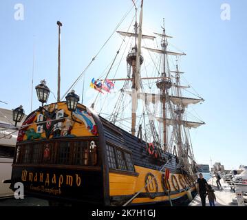 ©PHOTOPQR/NICE MATIN/Cyril Dodergny ; Cap d'Ail ; 01/04/2022 ; Cap d'Ail le 01/04/2022 - Port de Cap d'Ail - Illustration Frégate Russe ' le Shandart ' , la réplique de la frégate du 18éme siècle - Premier navire de la flotte de la Baltique et Yacht de Pierre Le Grand. - Cap d'Ail, Frankreich, april 1. 2022 die Fregatte Shtandart (Russisch: ??????????) War das erste Schiff der russischen Ostseeflotte. Ihr Kiel wurde am 24. April 1703 auf der Olonetsky-Werft bei Olonez nach dem Dekret von Zar Peter I. und den Befehlen des Kommandeurs Aleksandr-Menschikow gelegt. Stockfoto