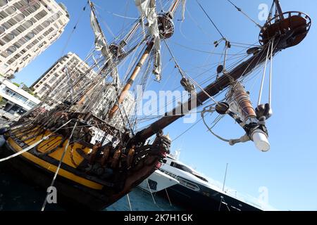 ©PHOTOPQR/NICE MATIN/Cyril Dodergny ; Cap d'Ail ; 01/04/2022 ; Cap d'Ail le 01/04/2022 - Port de Cap d'Ail - Illustration Frégate Russe ' le Shandart ' , la réplique de la frégate du 18éme siècle - Premier navire de la flotte de la Baltique et Yacht de Pierre Le Grand. - Cap d'Ail, Frankreich, april 1. 2022 die Fregatte Shtandart (Russisch: ??????????) War das erste Schiff der russischen Ostseeflotte. Ihr Kiel wurde am 24. April 1703 auf der Olonetsky-Werft bei Olonez nach dem Dekret von Zar Peter I. und den Befehlen des Kommandeurs Aleksandr-Menschikow gelegt. Stockfoto