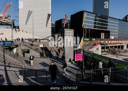 ©Sadak Souici / Le Pictorium/MAXPPP - Puteaux 24/03/2022 Sadak Souici / Le Pictorium - 24/3/2022 - Frankreich / Hauts-de-seine / Puteaux - Grande Arche est un immeuble de bureaus situe dans le quartier d'Affaires de La Defense a l'ouest de Paris, Sur le territoire de la commune de Puteaux / 24/3/2022 - Frankreich / Hauts-de-seine / Puteaux - Grande Arche ist ein Bürogebäude im Geschäftsviertel La Defense westlich von Paris, in der Gemeinde Puteaux Stockfoto