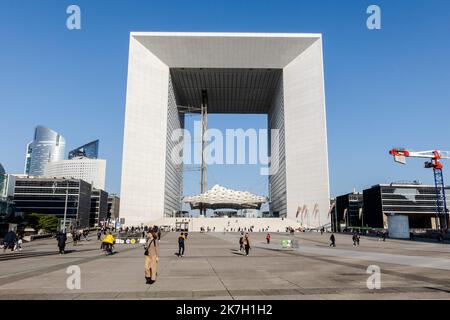 ©Sadak Souici / Le Pictorium/MAXPPP - Puteaux 24/03/2022 Sadak Souici / Le Pictorium - 24/3/2022 - Frankreich / Hauts-de-seine / Puteaux - Grande Arche est un immeuble de bureaus situe dans le quartier d'Affaires de La Defense a l'ouest de Paris, Sur le territoire de la commune de Puteaux / 24/3/2022 - Frankreich / Hauts-de-seine / Puteaux - Grande Arche ist ein Bürogebäude im Geschäftsviertel La Defense westlich von Paris, in der Gemeinde Puteaux Stockfoto