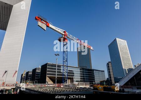 ©Sadak Souici / Le Pictorium/MAXPPP - Puteaux 24/03/2022 Sadak Souici / Le Pictorium - 24/3/2022 - Frankreich / Hauts-de-seine / Puteaux - Grande Arche est un immeuble de bureaus situe dans le quartier d'Affaires de La Defense a l'ouest de Paris, Sur le territoire de la commune de Puteaux / 24/3/2022 - Frankreich / Hauts-de-seine / Puteaux - Grande Arche ist ein Bürogebäude im Geschäftsviertel La Defense westlich von Paris, in der Gemeinde Puteaux Stockfoto