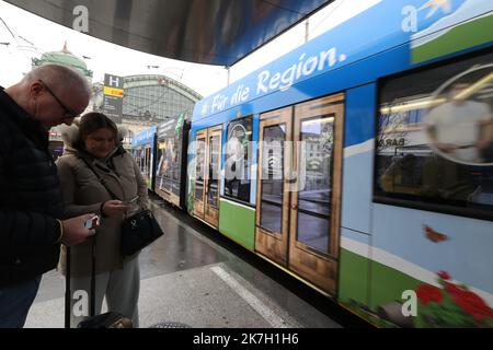 ©Francois Glories/MAXPPP - 01/04/2022 das Schweizer Parlament hat am Mittwoch, den 30. März 2022, die Aufhebung bestimmter Beschränkungen im Zusammenhang mit Covid-19 erklärt. Das Ende des obligatorischen Maskentragens im öffentlichen Verkehr in der Schweiz vom 1. April 2022. Hier im Bahnhof Basel. Schweiz. April 01 2022. Stockfoto