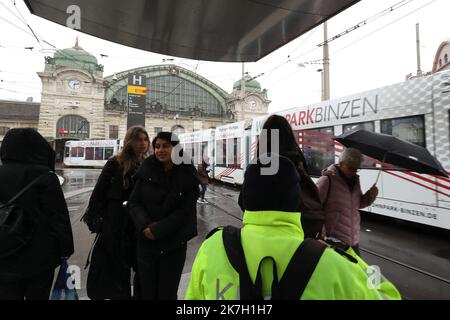 ©Francois Glories/MAXPPP - 01/04/2022 das Schweizer Parlament hat am Mittwoch, den 30. März 2022, die Aufhebung bestimmter Beschränkungen im Zusammenhang mit Covid-19 erklärt. Das Ende des obligatorischen Maskentragens im öffentlichen Verkehr in der Schweiz vom 1. April 2022. Hier im Bahnhof Basel. Schweiz. April 01 2022. Stockfoto