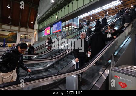 ©Francois Glories/MAXPPP - 01/04/2022 das Schweizer Parlament hat am Mittwoch, den 30. März 2022, die Aufhebung bestimmter Beschränkungen im Zusammenhang mit Covid-19 erklärt. Das Ende des obligatorischen Maskentragens im öffentlichen Verkehr in der Schweiz vom 1. April 2022. Hier im Bahnhof Basel. Schweiz. April 01 2022. Stockfoto