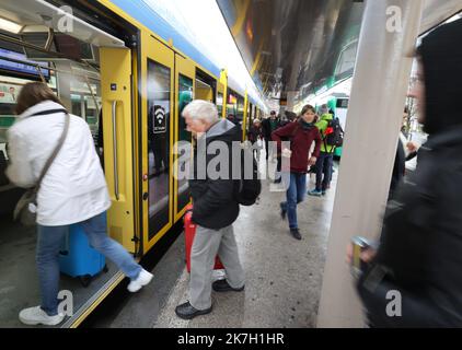 ©Francois Glories/MAXPPP - 01/04/2022 das Schweizer Parlament hat am Mittwoch, den 30. März 2022, die Aufhebung bestimmter Beschränkungen im Zusammenhang mit Covid-19 erklärt. Das Ende des obligatorischen Maskentragens im öffentlichen Verkehr in der Schweiz vom 1. April 2022. Hier im Bahnhof Basel. Schweiz. April 01 2022. Stockfoto