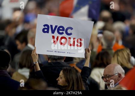 ©Sebastien Muylaert/MAXPPP - Paris 02/04/2022 Ein Unterstützer des französischen Präsidenten und liberalen Kandidaten der Republique en Marche (LREM) für die Wiederwahl Emmanuel Macron winkt vor dem Beginn des ersten Wahlkampftreffens Macrons in der Pariser La Defense Arena in Nanterre, am Stadtrand von Paris, ein "Avec vous". 02.04.2022 Stockfoto