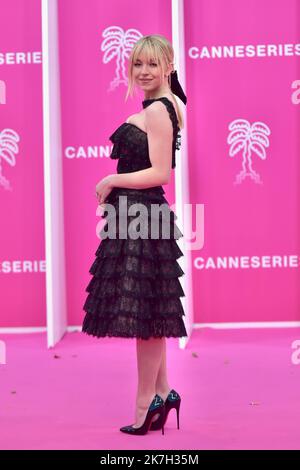 ©FRANCK CASTEL/MAXPPP - 31/03/2022 Rosafarbener Teppich der erste Tag des Canneseries 5. CANNES, FRANKREICH - 01. APRIL Sydney Sweeney nimmt am ersten Tag des Canneseries Festival 5. in Cannes, Frankreich, am 01. April 2022, am rosafarbenen Teppich Teil. Stockfoto