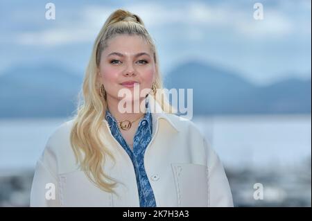 ©FRANCK CASTEL/MAXPPP - 02/04/2022 CANNES, FRANKREICH - APRIL 03 Louane Emera nimmt an der Visions Fotoserie während des Canneseries Festivals 5. am 03. April 2022 in Cannes, Frankreich, Teil Stockfoto