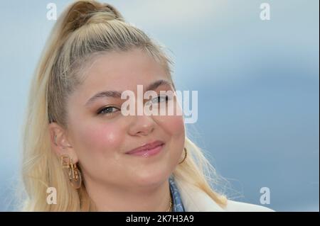 ©FRANCK CASTEL/MAXPPP - 02/04/2022 CANNES, FRANKREICH - APRIL 03 Louane Emera nimmt an der Visions Fotoserie während des Canneseries Festivals 5. am 03. April 2022 in Cannes, Frankreich, Teil Stockfoto