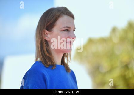 ©FRANCK CASTEL/MAXPPP - 02/04/2022 CANNES, FRANKREICH - 03. APRIL Céline Sallette nimmt am 03. April 2022 in Cannes, Frankreich, an der Infiniti Fotoserie Teil, die während des Canneseries Festival 5. stattfindet. Stockfoto