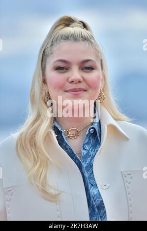 ©FRANCK CASTEL/MAXPPP - 02/04/2022 CANNES, FRANKREICH - APRIL 03 Louane Emera nimmt an der Visions Fotoserie während des Canneseries Festivals 5. am 03. April 2022 in Cannes, Frankreich, Teil Stockfoto