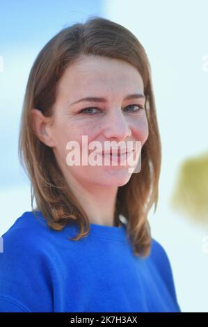 ©FRANCK CASTEL/MAXPPP - 02/04/2022 CANNES, FRANKREICH - 03. APRIL Céline Sallette nimmt am 03. April 2022 in Cannes, Frankreich, an der Infiniti Fotoserie Teil, die während des Canneseries Festival 5. stattfindet. Stockfoto