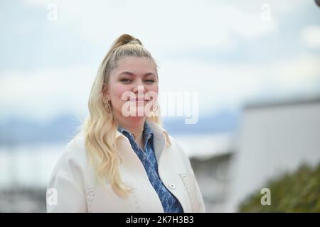 ©FRANCK CASTEL/MAXPPP - 02/04/2022 CANNES, FRANKREICH - APRIL 03 Louane Emera nimmt an der Visions Fotoserie während des Canneseries Festivals 5. am 03. April 2022 in Cannes, Frankreich, Teil Stockfoto