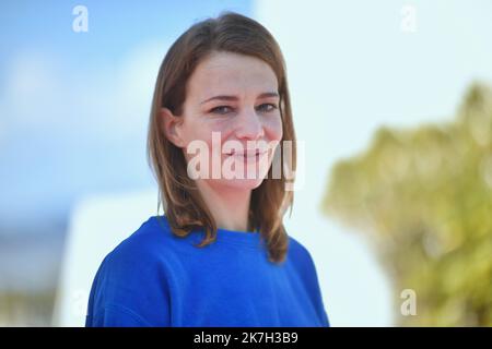 ©FRANCK CASTEL/MAXPPP - 02/04/2022 CANNES, FRANKREICH - 03. APRIL Céline Sallette nimmt am 03. April 2022 in Cannes, Frankreich, an der Infiniti Fotoserie Teil, die während des Canneseries Festival 5. stattfindet. Stockfoto