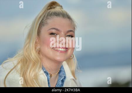 ©FRANCK CASTEL/MAXPPP - 02/04/2022 CANNES, FRANKREICH - APRIL 03 Louane Emera nimmt an der Visions Fotoserie während des Canneseries Festivals 5. am 03. April 2022 in Cannes, Frankreich, Teil Stockfoto