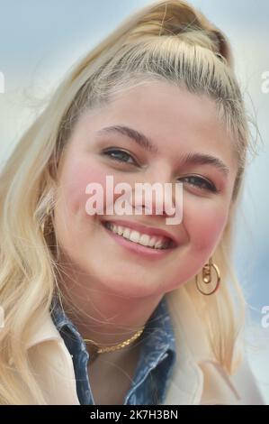 ©FRANCK CASTEL/MAXPPP - 02/04/2022 CANNES, FRANKREICH - APRIL 03 Louane Emera nimmt an der Visions Fotoserie während des Canneseries Festivals 5. am 03. April 2022 in Cannes, Frankreich, Teil Stockfoto