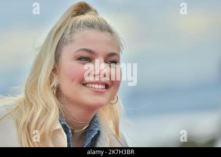 ©FRANCK CASTEL/MAXPPP - 02/04/2022 CANNES, FRANKREICH - APRIL 03 Louane Emera nimmt an der Visions Fotoserie während des Canneseries Festivals 5. am 03. April 2022 in Cannes, Frankreich, Teil Stockfoto