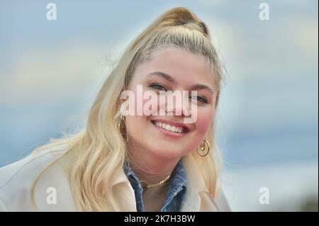 ©FRANCK CASTEL/MAXPPP - 02/04/2022 CANNES, FRANKREICH - APRIL 03 Louane Emera nimmt an der Visions Fotoserie während des Canneseries Festivals 5. am 03. April 2022 in Cannes, Frankreich, Teil Stockfoto