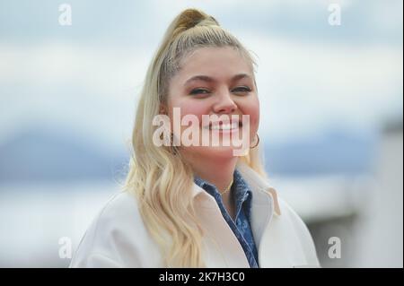 ©FRANCK CASTEL/MAXPPP - 02/04/2022 CANNES, FRANKREICH - APRIL 03 Louane Emera nimmt an der Visions Fotoserie während des Canneseries Festivals 5. am 03. April 2022 in Cannes, Frankreich, Teil Stockfoto