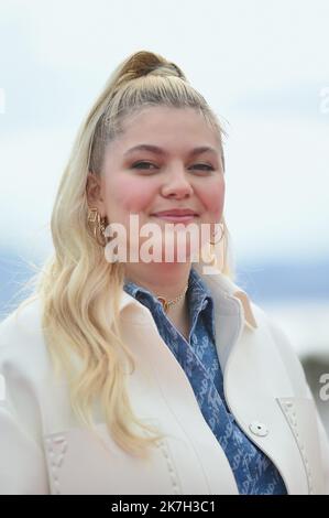 ©FRANCK CASTEL/MAXPPP - 02/04/2022 CANNES, FRANKREICH - APRIL 03 Louane Emera nimmt an der Visions Fotoserie während des Canneseries Festivals 5. am 03. April 2022 in Cannes, Frankreich, Teil Stockfoto
