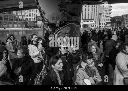 ©Michael Bunel / Le Pictorium/MAXPPP - pantin 03/04/2022 Michael Bunel / Le Pictorium - 03/04/2022 - Ile-de-France / France / pantin - Manifestation de soutien aux exilees. Soutiens, Manifeste, associatifs applaudissent le dispens d'un exile. Le collectif Pantin solidaire a appele plusieurs autres collectifs, organizations, ONG a manifester aujourd'hui dans les rues de pantin, pour un accueil inconditionnel et egal de toutes les personnes exilees. Alors que le gouvernement Francais apporte son soutien aux exiles ukrainiens arrives en France, plusieurs voies s'elevent pour denoncer la diffe Stockfoto