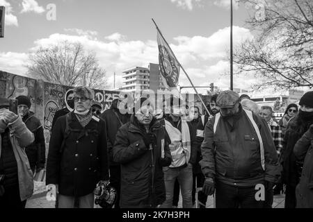 ©Michael Bunel / Le Pictorium/MAXPPP - pantin 03/04/2022 Michael Bunel / Le Pictorium - 03/04/2022 - Ile-de-France / France / pantin - Manifestation de soutien aux exilees. Pry de parole des differentes Associations en Debut de Manifestation. Le collectif Pantin solidaire a appele plusieurs autres collectifs, organizations, ONG a manifester aujourd'hui dans les rues de pantin, pour un accueil inconditionnel et egal de toutes les personnes exilees. Alors que le gouvernement Francais apporte son soutien aux exiles ukrainiens arrives en France, plusieurs voies s'elevent pour denoncer la differe Stockfoto