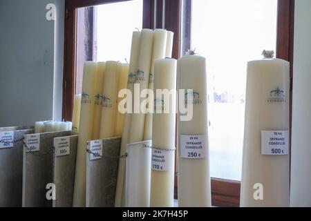 ©Manuel Blondau/AOP Press/MAXPPP - 05/04/2022 Lourdes Illustration cierges et chapelle des lumieres, taile maximum est de 180cm et le poids maximum est de 70kg, le 5 Avril 2022 au Sanctuaire Notre-Dame a Lourdes, Frankreich. - Lourdes, Frankreich, april 6. 2022 große und riesige Kerzen in der Kapelle der Lichter Stockfoto