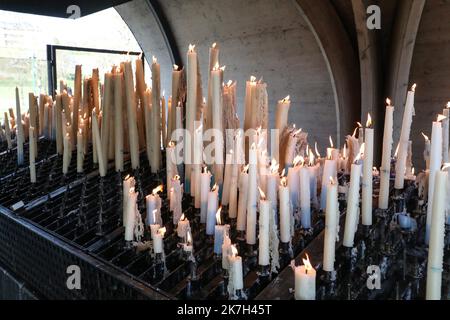 ©Manuel Blondau/AOP Press/MAXPPP - 05/04/2022 Lourdes Illustration cierges et chapelle des lumieres, le 5 Avril 2022 au Sanctuaire Notre-Dame a Lourdes, France. - Lourdes, Frankreich, april 6. 2022 große und riesige Kerzen in der Kapelle der Lichter Stockfoto