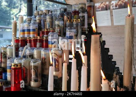 ©Manuel Blondau/AOP Press/MAXPPP - 05/04/2022 Lourdes Illustration cierges et chapelle des lumieres, le 5 Avril 2022 au Sanctuaire Notre-Dame a Lourdes, France. - Lourdes, Frankreich, april 6. 2022 große und riesige Kerzen in der Kapelle der Lichter Stockfoto