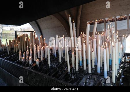 ©Manuel Blondau/AOP Press/MAXPPP - 05/04/2022 Lourdes Illustration cierges et chapelle des lumieres, le 5 Avril 2022 au Sanctuaire Notre-Dame a Lourdes, France. - Lourdes, Frankreich, april 6. 2022 große und riesige Kerzen in der Kapelle der Lichter Stockfoto