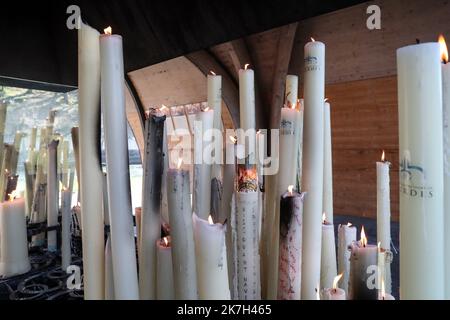 ©Manuel Blondau/AOP Press/MAXPPP - 05/04/2022 Lourdes Illustration cierges et chapelle des lumieres, le 5 Avril 2022 au Sanctuaire Notre-Dame a Lourdes, France. - Lourdes, Frankreich, april 6. 2022 große und riesige Kerzen in der Kapelle der Lichter Stockfoto