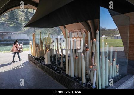 ©Manuel Blondau/AOP Press/MAXPPP - 05/04/2022 Lourdes Illustration cierges et chapelle des lumieres, le 5 Avril 2022 au Sanctuaire Notre-Dame a Lourdes, France. - Lourdes, Frankreich, april 6. 2022 große und riesige Kerzen in der Kapelle der Lichter Stockfoto