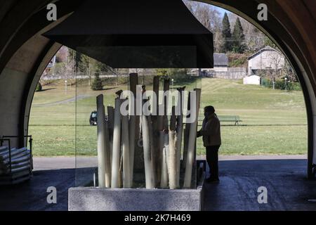 ©Manuel Blondau/AOP Press/MAXPPP - 05/04/2022 Lourdes Illustration cierges et chapelle des lumieres, le 5 Avril 2022 au Sanctuaire Notre-Dame a Lourdes, France. - Lourdes, Frankreich, april 6. 2022 große und riesige Kerzen in der Kapelle der Lichter Stockfoto