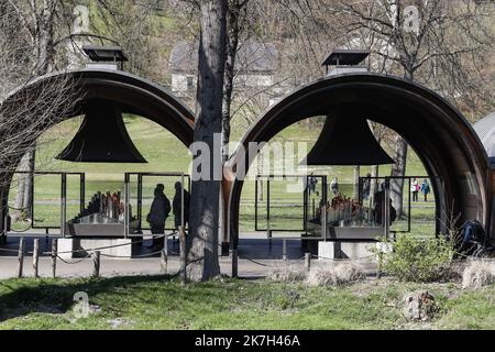 ©Manuel Blondau/AOP Press/MAXPPP - 05/04/2022 Lourdes Illustration cierges et chapelle des lumieres, le 5 Avril 2022 au Sanctuaire Notre-Dame a Lourdes, France. - Lourdes, Frankreich, april 6. 2022 große und riesige Kerzen in der Kapelle der Lichter Stockfoto