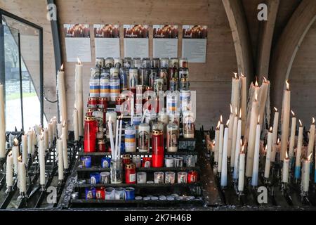 ©Manuel Blondau/AOP Press/MAXPPP - 05/04/2022 Lourdes Illustration cierges et chapelle des lumieres, le 5 Avril 2022 au Sanctuaire Notre-Dame a Lourdes, France. - Lourdes, Frankreich, april 6. 2022 große und riesige Kerzen in der Kapelle der Lichter Stockfoto